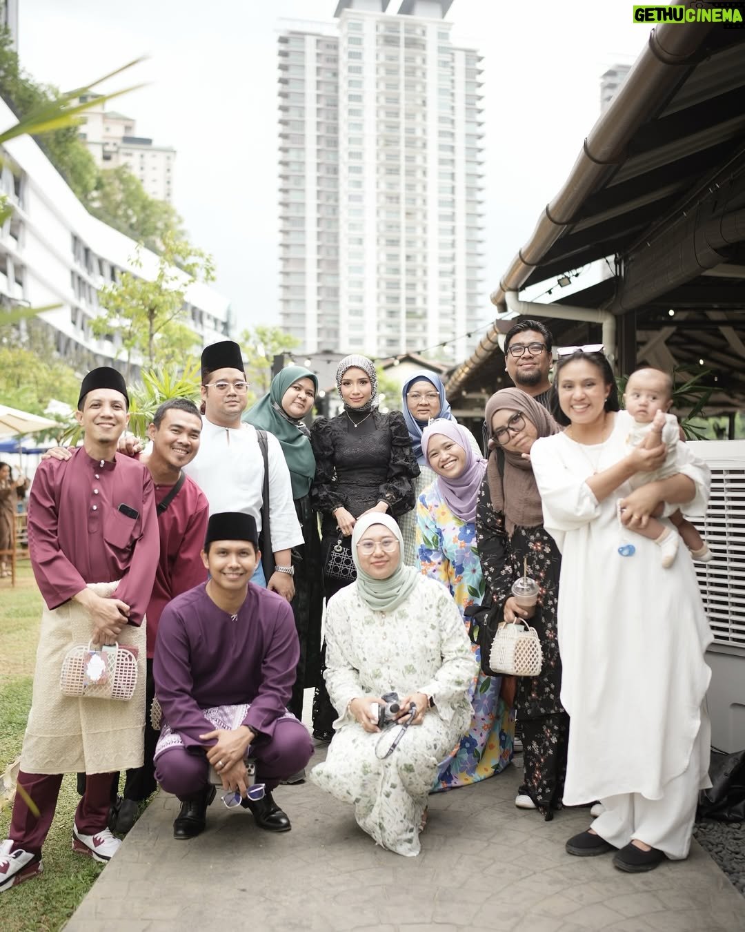 Ummi Nazeera - 16K Likes - Raya dengan kawan. ☺️

Harini last day Syawal kan? 🤔

Thanks for having me darling @mfmirafilzah