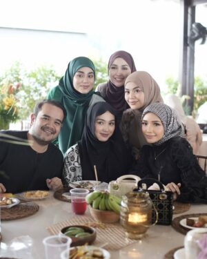 Ummi Nazeera Instagram - Raya dengan kawan. ☺️
Harini last day Syawal kan? 🤔
Thanks for having me darling @mfmirafilzah