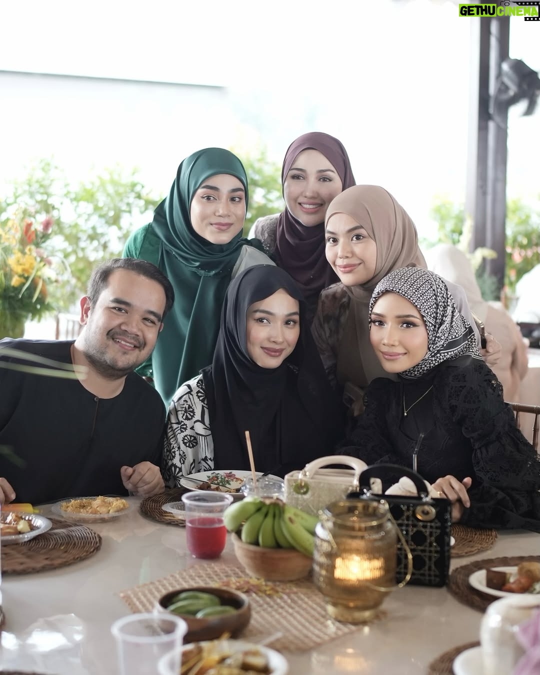 Ummi Nazeera - 16K Likes - Raya dengan kawan. ☺️

Harini last day Syawal kan? 🤔

Thanks for having me darling @mfmirafilzah