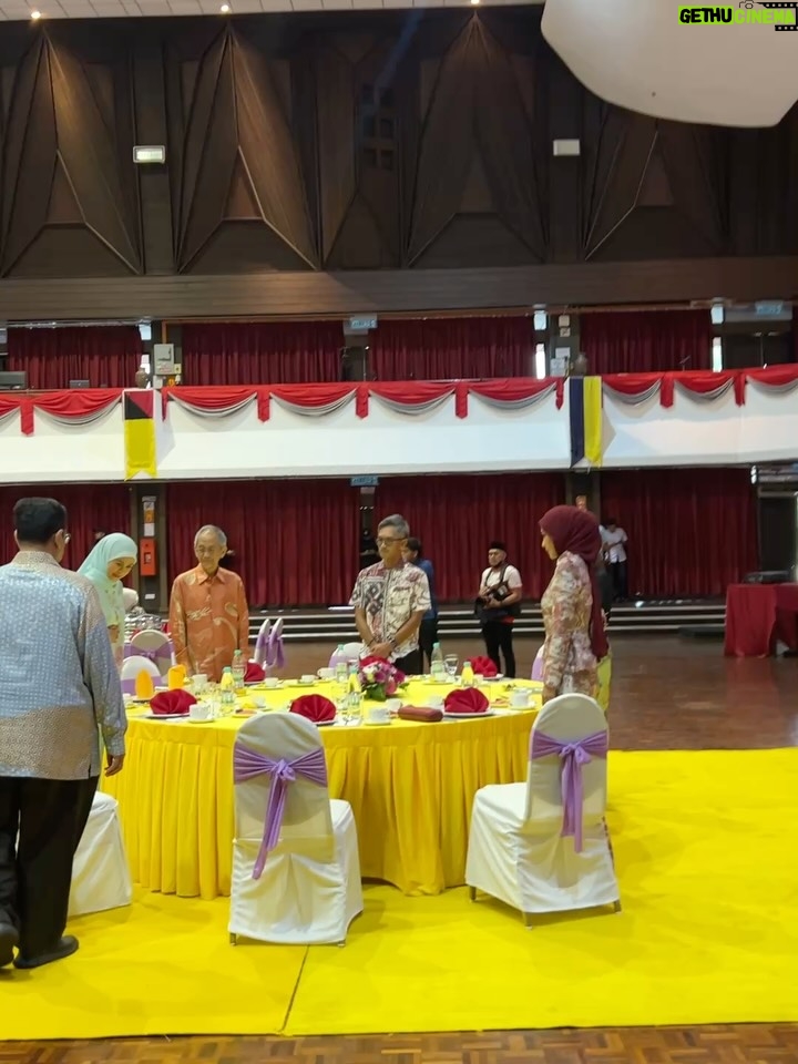Ummi Nazeera - 44.3K Likes - KanWork Charity Hi-Tea 2025

Menjunjung kasih DYMM Tengku Permaisuri Selangor atas kesudian menerima replika cek sumbangan daripada kami.

Truly honoured to be part of such a meaningful cause.. witnessing the strength, grace, and smiles of all the cancer survivors was truly inspiring. 💖✨