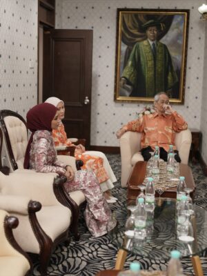 Ummi Nazeera Instagram - KanWork Charity Hi-Tea 2025
Menjunjung kasih DYMM Tengku Permaisuri Selangor atas kesudian menerima replika cek sumbangan daripada kami.
Truly honoured to be part of such a meaningful cause.. witnessing the strength, grace, and smiles of all the cancer survivors was truly inspiring. 💖✨