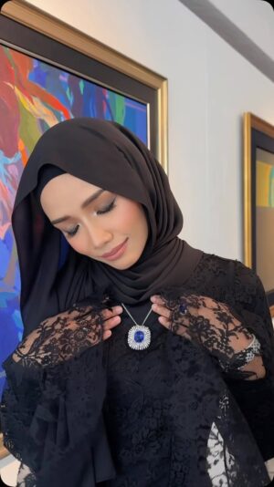 Ummi Nazeera Instagram - Kim seon ho pulak. 🤪
@habibjewelsofficial