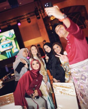 Ummi Nazeera Instagram - Astro Raya Screening..
Andai tiada Dia Raya.. Yes or No?