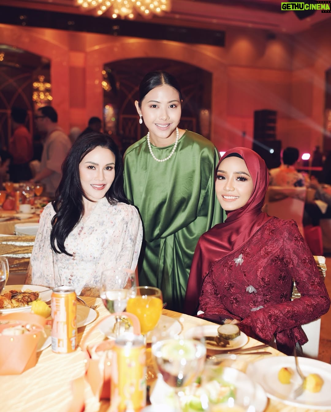 Ummi Nazeera - 8.3K Likes - Astro Raya Screening..

Andai tiada Dia Raya.. Yes or No?