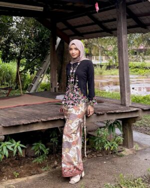 Ummi Nazeera Instagram - Selamat Hari Rayaa.. Maaf Zahir dan Batin.
Semoga Allah terima semua ibadahmu. 🤎