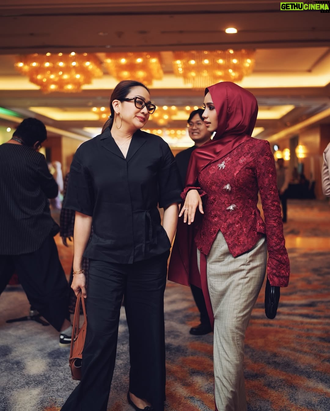 Ummi Nazeera - 8.3K Likes - Astro Raya Screening..

Andai tiada Dia Raya.. Yes or No?
