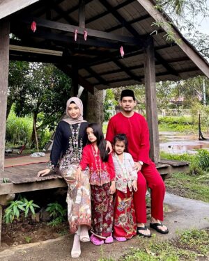 Ummi Nazeera Instagram - Selamat Hari Rayaa.. Maaf Zahir dan Batin.
Semoga Allah terima semua ibadahmu. 🤎