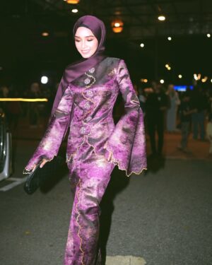 Ummi Nazeera Instagram - Ummi jadi host! 😆
Sparing saya hero zaman drama “.Cukup! Sudah! Apa yang sudah?” Haha
#SahurMacamBerbuka out this sunday on Astro