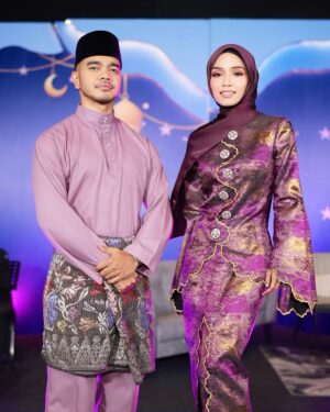 Ummi Nazeera Instagram - Ummi jadi host! 😆
Sparing saya hero zaman drama “.Cukup! Sudah! Apa yang sudah?” Haha
#SahurMacamBerbuka out this sunday on Astro