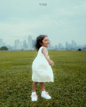 VJ Akshaya Instagram - Happiest birthday to my lil Mottu @adya_niyanthan 
I love you more than words can say. You’re my sunshine, my moon, my light, and my everything ❤️🤩

Pc: Thank you Yogesh for beautiful pictures @revoltbee_photography 😍

#vjakshaya #adyaturns3 #mylilmottu #singapore