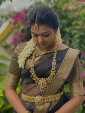 VJ Mounika Instagram - 🖤🖤🖤🖤🖤🖤🖤🖤

Black saree on, standards high, energy higher.

Jewellery: @gold_copy1486 
Pc : @kuttymani89 
Hair do : @balajii__6