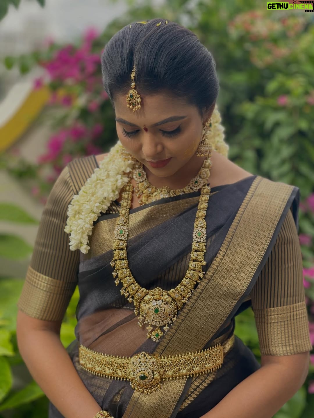 VJ Mounika - 2.8K Likes - 🖤🖤🖤🖤🖤🖤🖤🖤

Black saree on, standards high, energy higher.

Jewellery: @gold_copy1486 
Pc : @kuttymani89 
Hair do : @balajii__6