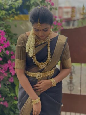 VJ Mounika Instagram - 🖤🖤🖤🖤🖤🖤🖤🖤

Black saree on, standards high, energy higher.

Jewellery: @gold_copy1486 
Pc : @kuttymani89 
Hair do : @balajii__6