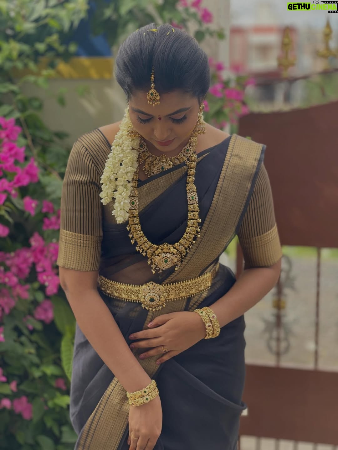 VJ Mounika - 2.8K Likes - 🖤🖤🖤🖤🖤🖤🖤🖤

Black saree on, standards high, energy higher.

Jewellery: @gold_copy1486 
Pc : @kuttymani89 
Hair do : @balajii__6