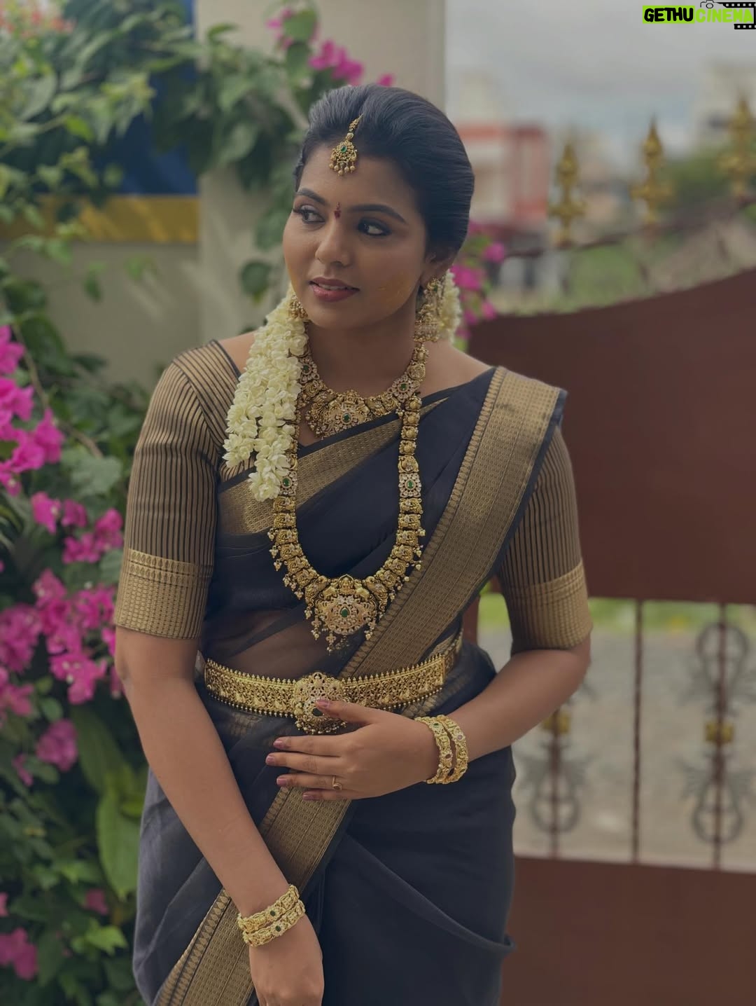 VJ Mounika - 2.8K Likes - 🖤🖤🖤🖤🖤🖤🖤🖤

Black saree on, standards high, energy higher.

Jewellery: @gold_copy1486 
Pc : @kuttymani89 
Hair do : @balajii__6