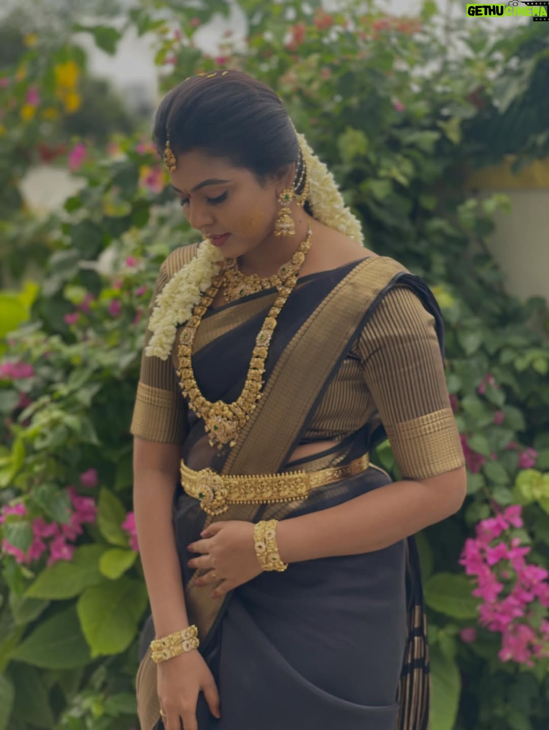 VJ Mounika - 2.8K Likes - 🖤🖤🖤🖤🖤🖤🖤🖤

Black saree on, standards high, energy higher.

Jewellery: @gold_copy1486 
Pc : @kuttymani89 
Hair do : @balajii__6