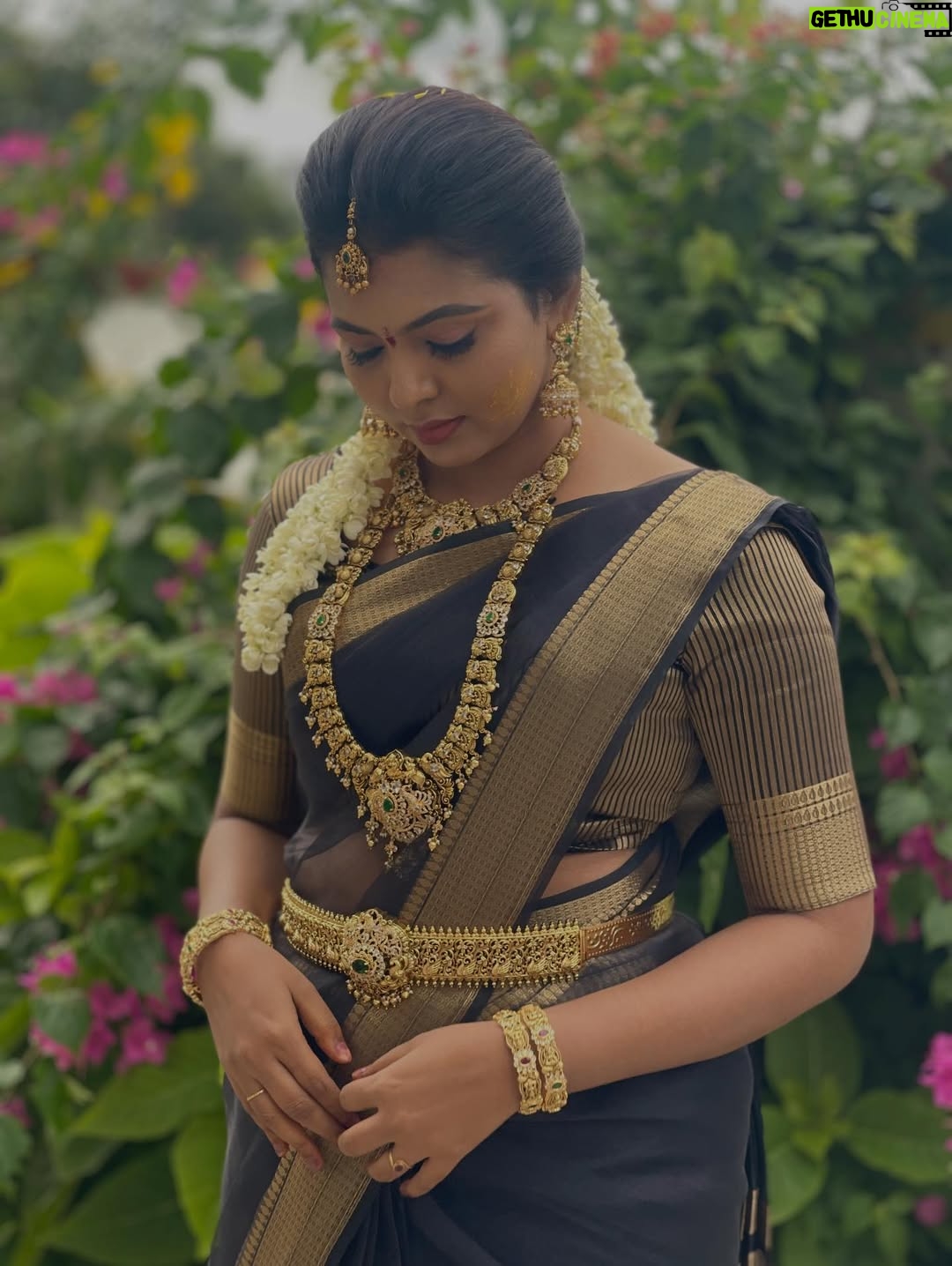 VJ Mounika - 2.8K Likes - 🖤🖤🖤🖤🖤🖤🖤🖤

Black saree on, standards high, energy higher.

Jewellery: @gold_copy1486 
Pc : @kuttymani89 
Hair do : @balajii__6