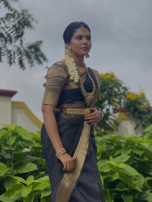 VJ Mounika Instagram - 🖤🖤🖤🖤🖤🖤🖤🖤

Black saree on, standards high, energy higher.

Jewellery: @gold_copy1486 
Pc : @kuttymani89 
Hair do : @balajii__6