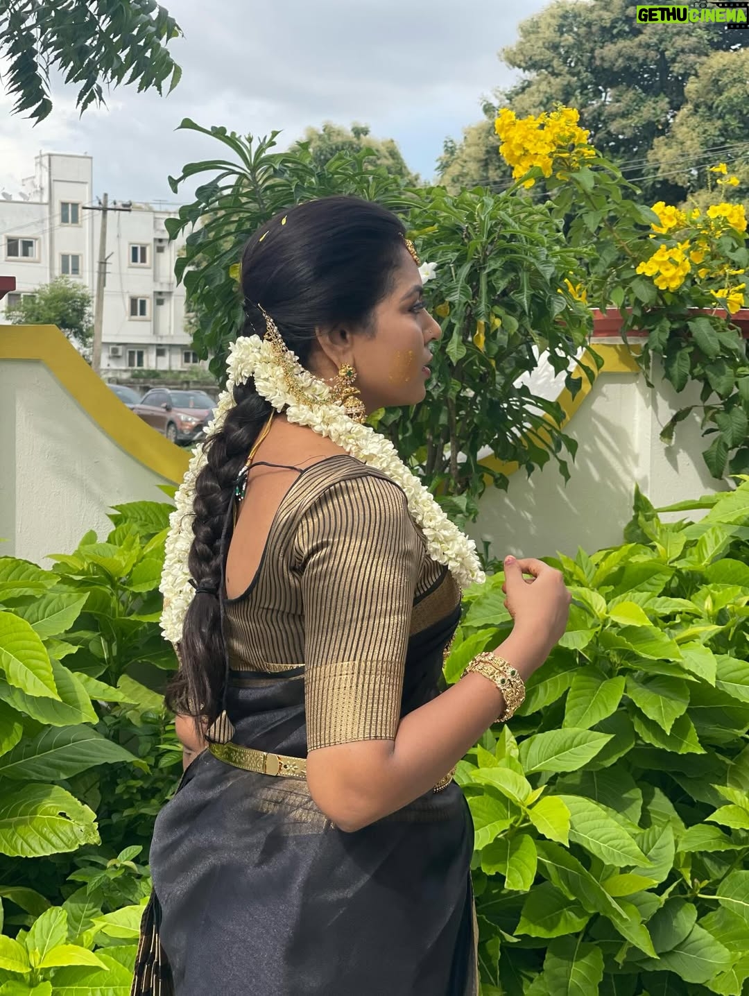 VJ Mounika - 2.8K Likes - 🖤🖤🖤🖤🖤🖤🖤🖤

Black saree on, standards high, energy higher.

Jewellery: @gold_copy1486 
Pc : @kuttymani89 
Hair do : @balajii__6