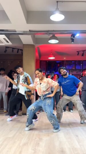 Vaidehi Instagram - CHAK DE!!!🥳🔥
performing with the POWER PACKED DUO @gaurav.thukral bhaiya X @raghav_nevatia bhaiya🙌
•
🧠 @gaurav.thukral @raghav_nevatia bhaiyas🫶
🎶 @thedalermehndiofficial @sunidhichauhan5 ✨
📍 @10ft.downstudios 💗
•
#karlebabydancewance #trio #reels #fypシ #vaidehi_theperformer