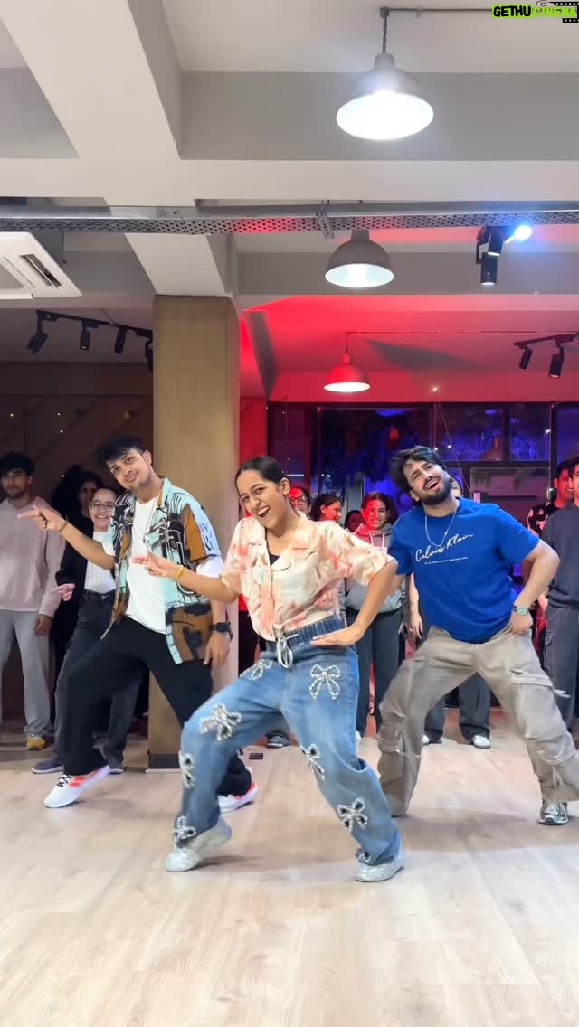 Vaidehi - 11.1K Likes - CHAK DE!!!🥳🔥 
performing with the POWER PACKED DUO @gaurav.thukral bhaiya X @raghav_nevatia bhaiya🙌
•
🧠 @gaurav.thukral @raghav_nevatia bhaiyas🫶
🎶 @thedalermehndiofficial @sunidhichauhan5 ✨
📍 @10ft.downstudios 💗
•
#karlebabydancewance #trio #reels #fypシ #vaidehi_theperformer