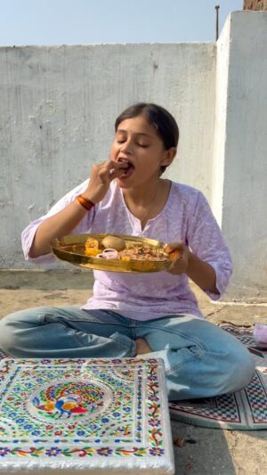 Vaidika laddha Instagram - Litti Chokha 😋💗
~ 1 Baingan
~ 3 tomatoes
~ Garlic cloves
• Slit the baingan & add garlic into it & grease it dome oil .
• Roast it well as shown in the video until it is properly cooked & then peel the skin & mash it well.
~ Chopped onions
~ Boiled potatoes
~ Green chillies
~ Dhaniya
~ Salt
~ Red chilli powder
~ Aamchur powder
~ Jeera
~ Black salt
~ Lemon juice
~ Sarso oil
• Max it properly & mix it well .
For litti stuffing:
~ Roasted besan
~ onion
~ green chilli
~ Dhaniya
~ salt
~ Ajwain
~ Aachar
~oil
• Mix it well.
~ Aata
• Make a dough & fill the litti with stuffing & roast it well until it is properly cooked .
~ Ghee
• Dip it into ghee & serve it with some salad & enjoy
Follow @eatandeatttttt for more such easy recipes.