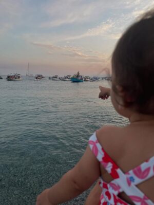 Valeria Bilello Instagram - Verso Sud, tra cielo e mare, paletta e secchiello
ci siamo noi 🌅