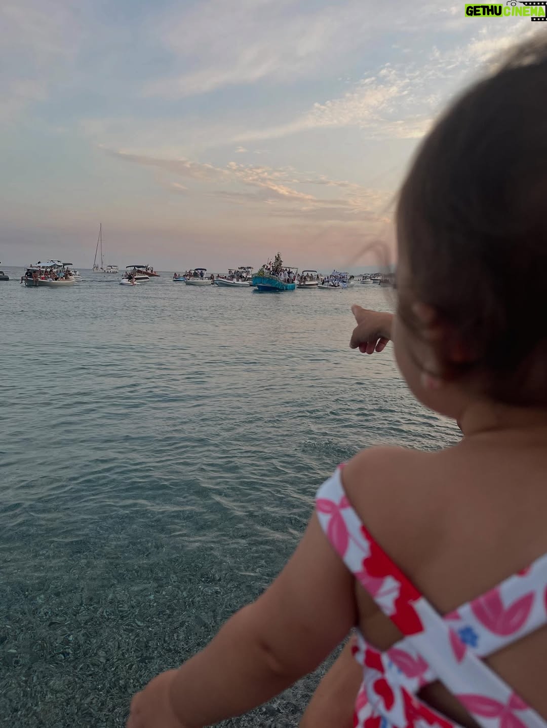 Valeria Bilello - 3.1K Likes - Verso Sud, tra cielo e mare, paletta e secchiello
ci siamo noi 🌅