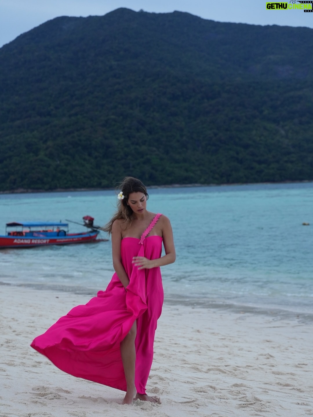Valeria Piazza - 14.4K Likes - y para el 2026 seguir avanzando junto a mi compañera de vida, junto al alma que la mía necesita. 
•
Que voy a andar pidiendo deseos si hace 16 años ya la vida me cruzo con mucho más de lo que podría soñar.