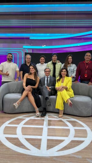 Valeria Piazza Instagram - Gracias por dejarnos entrar en sus hogares cada mañana, siempre. !Feliz 2026!