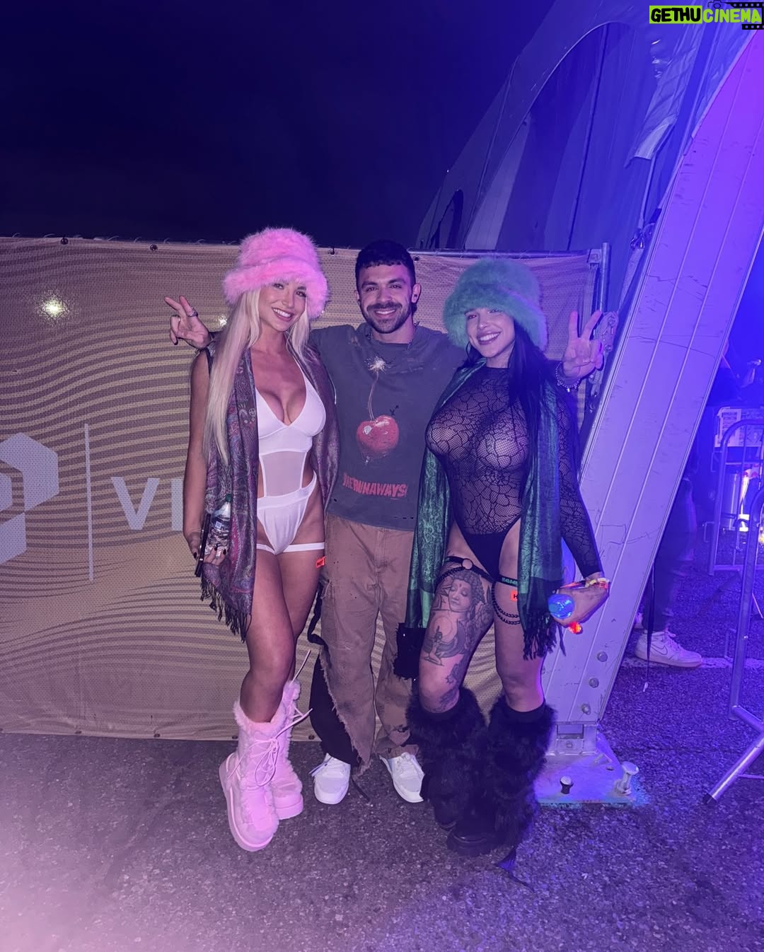 Valerie Bragg - 7.4K Likes - Recap of new years @decadencearizona 
1. W my Shayna 
2. @kaiwachiofficial 
3. Outfit 2
4. Dub day
5. With Lana 🐱
6. Under my umbrella ella ella
7. Techno babies
8. Our meal for 2 days
9. Stuuuckkk
10. W the girls @shaynaholt @summerbarkan 
11. At the rails for the first time 
12. Red tongue 👅 
13. Heading home
14. Deaddd 💀