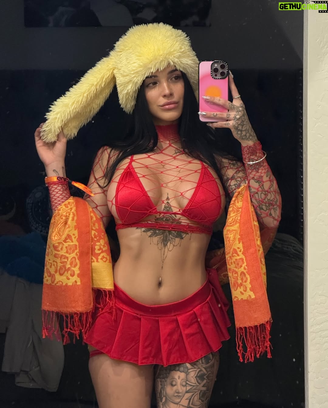 Valerie Bragg - 7.4K Likes - Recap of new years @decadencearizona 
1. W my Shayna 
2. @kaiwachiofficial 
3. Outfit 2
4. Dub day
5. With Lana 🐱
6. Under my umbrella ella ella
7. Techno babies
8. Our meal for 2 days
9. Stuuuckkk
10. W the girls @shaynaholt @summerbarkan 
11. At the rails for the first time 
12. Red tongue 👅 
13. Heading home
14. Deaddd 💀