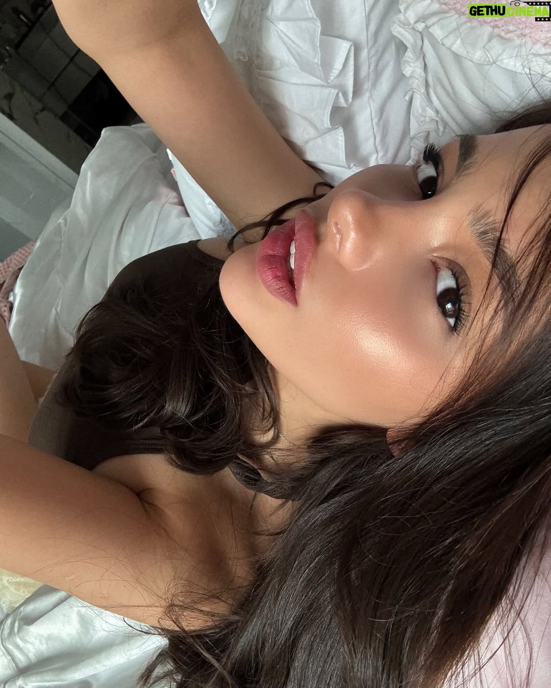 Valya Karnaval - 210.6K Likes - home home home