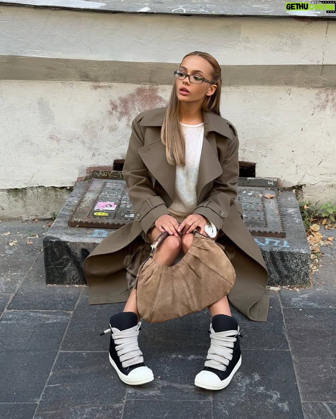 Valya Karnaval - 236.4K Likes - 🍂