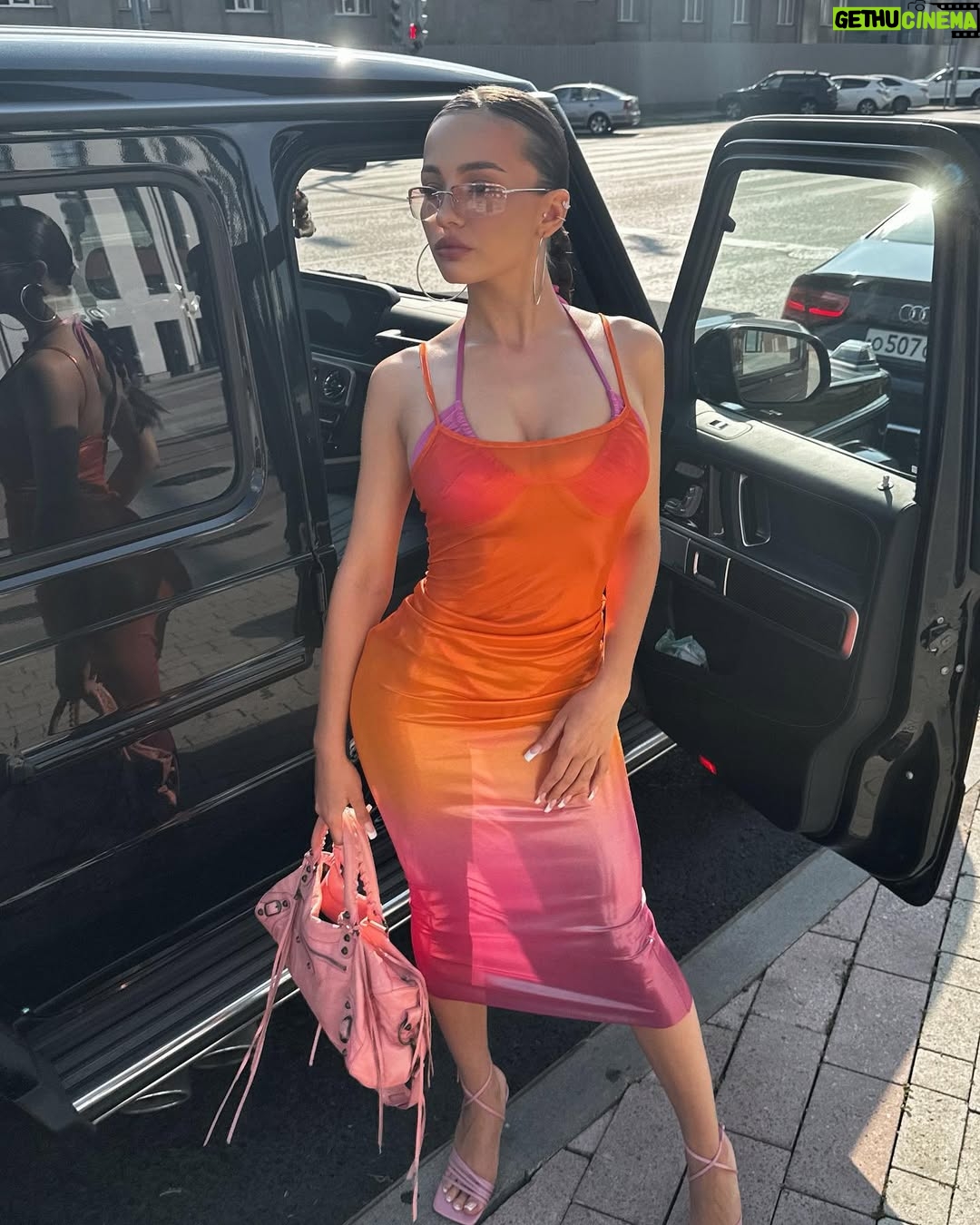 Valya Karnaval - 285.3K Likes - 🫂