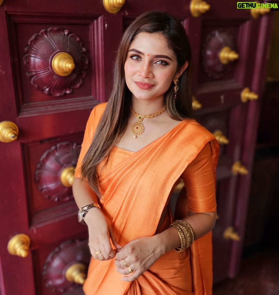 Vanessa Cruez - 8.2K Likes - Back like I never left... wrapped in sunshine 🧡
#sareenotsorry #sareelove #vanessacruez #vanessa #orange #afteralongtime #positivity #love #smile #happiness #weddingbells #bridesmaids #traditional #saree #instagood #instalove