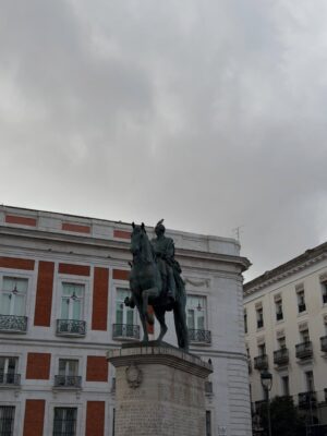 Vanessa Giácomo Instagram - Não consigo resistir ao céu lindo de Madrid, com esse azul deslumbrante.