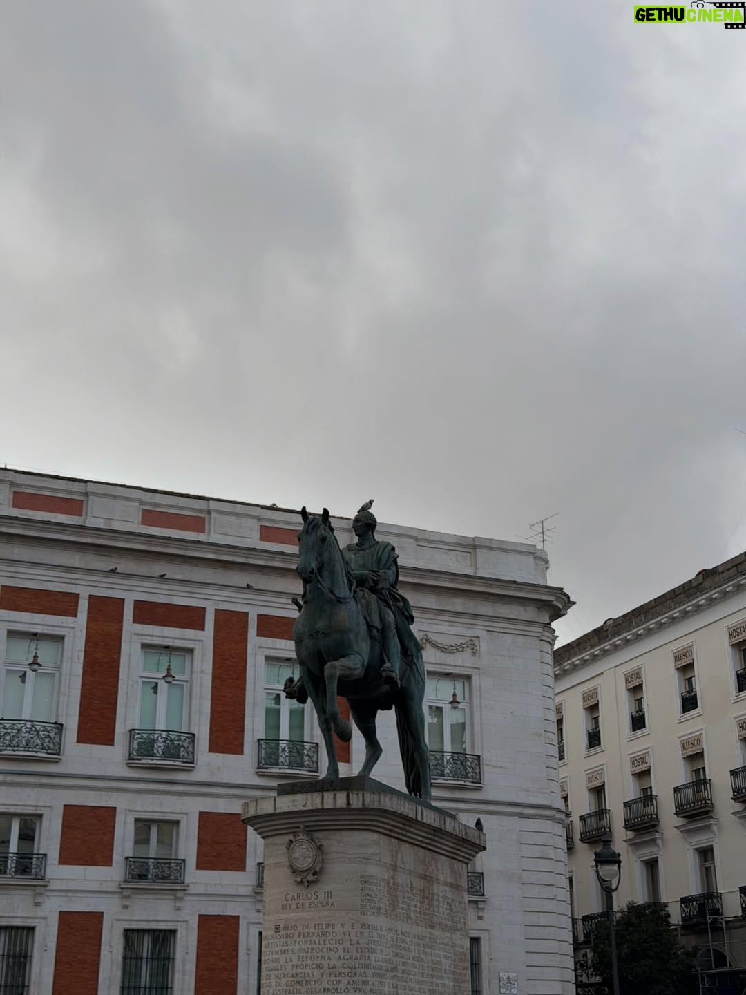 Vanessa Giácomo - 3 Likes - Não consigo resistir ao céu lindo de Madrid, com esse azul deslumbrante.