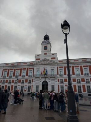 Vanessa Giácomo Instagram - Não consigo resistir ao céu lindo de Madrid, com esse azul deslumbrante.