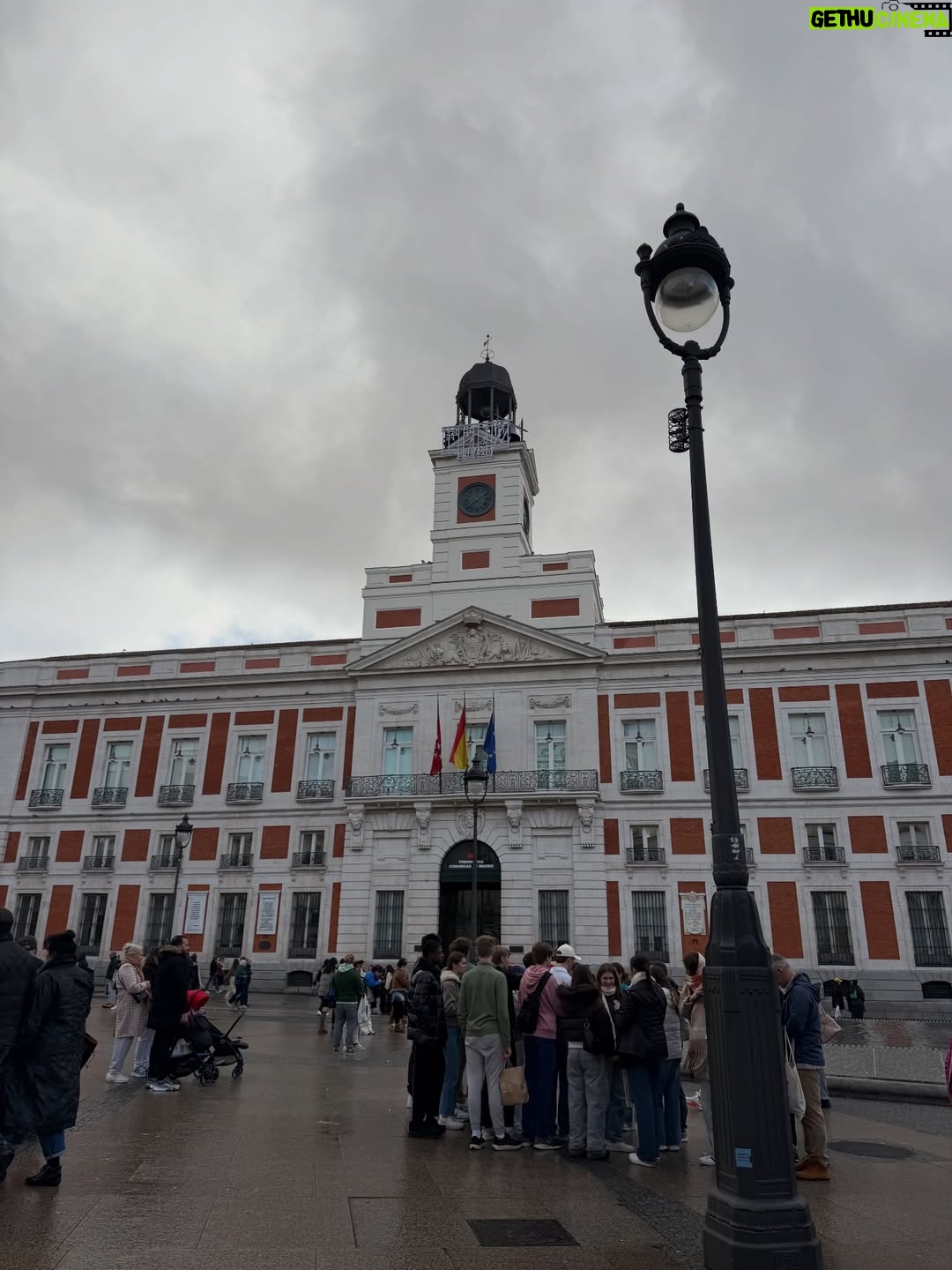 Vanessa Giácomo - 3 Likes - Não consigo resistir ao céu lindo de Madrid, com esse azul deslumbrante.