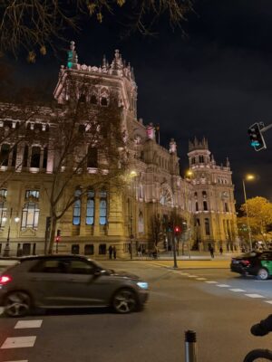 Vanessa Giácomo Instagram - Não consigo resistir ao céu lindo de Madrid, com esse azul deslumbrante.