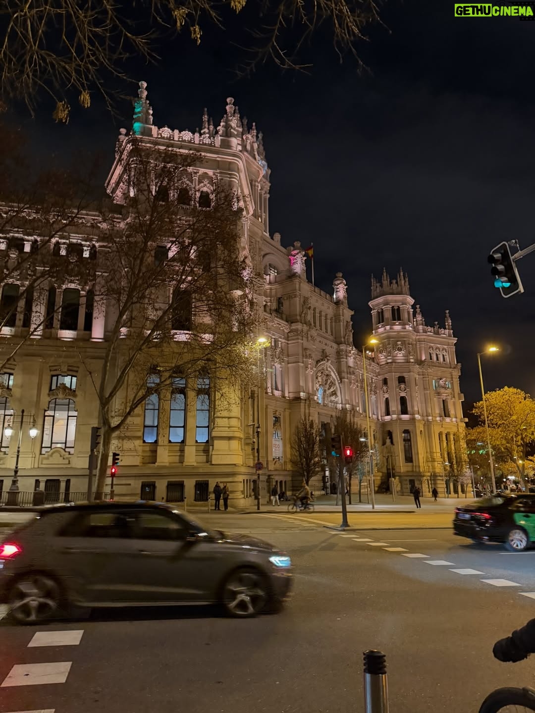 Vanessa Giácomo - 3 Likes - Não consigo resistir ao céu lindo de Madrid, com esse azul deslumbrante.
