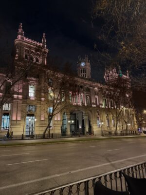 Vanessa Giácomo Instagram - Não consigo resistir ao céu lindo de Madrid, com esse azul deslumbrante.