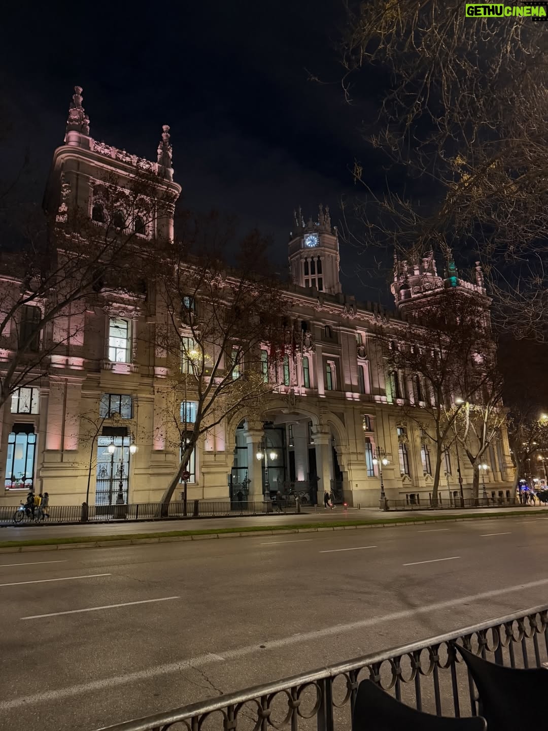Vanessa Giácomo - 3 Likes - Não consigo resistir ao céu lindo de Madrid, com esse azul deslumbrante.