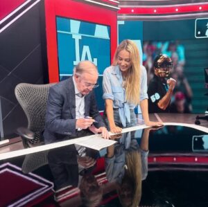 Vanessa Huppenkothen Instagram - ESPN,
Te confieso que me costó mucho tomar la decisión, fuiste mi casa por 9 años, mi refugio y mi lugar feliz, el Disney de los deportes!
Cierro un grandioso capítulo en mi vida que me enseñó, me permitió crecer, desarrollarme, aprender y sacar lo mejor de mí.
Me llevo los mejores recuerdos y la fortuna de haber conocido grandes personas.
Armando, gracias por abrirme las puertas cuando todo estaba perdido, gracias por hacerme una mejor profesional y creer en mi; fuiste un jefe extraordinario.
Gracias Rodolfo por permitirme trabajar en el líder mundial.
Gracias Manu por tus consejos, regaños, apoyo y pláticas que me han hecho mejor persona.
Gracias Sel por ser gran jefa y hoy, gran amiga.
Gracias Ruca por sacar lo mejor de mi en cada SportSCenter y por tu amistad invaluable!
Gracias Mike y Tun Tun porque hacer sus Shows me ponía demasiado feliz, son tremendos!
Gracias José Ramón por tus consejos, pláticas y análisis! Es un honor haber trabajado contigo!
A mis compañeras y tremendas profesionales, Caro, Kary, Pau, Naty, Gaby Bibayof, Juls, Dess!
Sergio Dipp, te extraño amigo! Siempre seremos los 🦁, puro power! TQM!
Ricardo Puig, gracias xq sin tu ayuda, el sueño de estar en ESPN no se hubiera podido realizar!
Adal Franco, si, sí eres el sol de ESPN!
Fer Tirado, gracias por siempre contagiarme de tu amor por la NBA y el golf!
Gracias Jorge Eduardo, Michel, a los Toños, Eitan, Lion Lecanda por permitirme compartir SC con ustedes y aprender de su conocimiento!
Alvarito Morales, gracias por debutarme en SC, tú y yo sabemos de la “la industria”.
Mis insiders favoritos: John Sutcliff, Odin, César Caballero, Marce, Adri, Héctor, Oscar, Jesús!
Gracias Tuca por las pláticas a nada de entrar al aire, te admiro!
Hugo Sánchez, wow, fui, soy y seré siempre tu fan, el mejor!
Continúa….