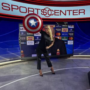 Vanessa Huppenkothen Instagram - ESPN,
Te confieso que me costó mucho tomar la decisión, fuiste mi casa por 9 años, mi refugio y mi lugar feliz, el Disney de los deportes!
Cierro un grandioso capítulo en mi vida que me enseñó, me permitió crecer, desarrollarme, aprender y sacar lo mejor de mí.
Me llevo los mejores recuerdos y la fortuna de haber conocido grandes personas.
Armando, gracias por abrirme las puertas cuando todo estaba perdido, gracias por hacerme una mejor profesional y creer en mi; fuiste un jefe extraordinario.
Gracias Rodolfo por permitirme trabajar en el líder mundial.
Gracias Manu por tus consejos, regaños, apoyo y pláticas que me han hecho mejor persona.
Gracias Sel por ser gran jefa y hoy, gran amiga.
Gracias Ruca por sacar lo mejor de mi en cada SportSCenter y por tu amistad invaluable!
Gracias Mike y Tun Tun porque hacer sus Shows me ponía demasiado feliz, son tremendos!
Gracias José Ramón por tus consejos, pláticas y análisis! Es un honor haber trabajado contigo!
A mis compañeras y tremendas profesionales, Caro, Kary, Pau, Naty, Gaby Bibayof, Juls, Dess!
Sergio Dipp, te extraño amigo! Siempre seremos los 🦁, puro power! TQM!
Ricardo Puig, gracias xq sin tu ayuda, el sueño de estar en ESPN no se hubiera podido realizar!
Adal Franco, si, sí eres el sol de ESPN!
Fer Tirado, gracias por siempre contagiarme de tu amor por la NBA y el golf!
Gracias Jorge Eduardo, Michel, a los Toños, Eitan, Lion Lecanda por permitirme compartir SC con ustedes y aprender de su conocimiento!
Alvarito Morales, gracias por debutarme en SC, tú y yo sabemos de la “la industria”.
Mis insiders favoritos: John Sutcliff, Odin, César Caballero, Marce, Adri, Héctor, Oscar, Jesús!
Gracias Tuca por las pláticas a nada de entrar al aire, te admiro!
Hugo Sánchez, wow, fui, soy y seré siempre tu fan, el mejor!
Continúa….