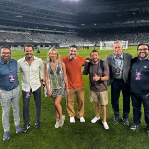 Vanessa Huppenkothen Instagram - ESPN,
Te confieso que me costó mucho tomar la decisión, fuiste mi casa por 9 años, mi refugio y mi lugar feliz, el Disney de los deportes!
Cierro un grandioso capítulo en mi vida que me enseñó, me permitió crecer, desarrollarme, aprender y sacar lo mejor de mí.
Me llevo los mejores recuerdos y la fortuna de haber conocido grandes personas.
Armando, gracias por abrirme las puertas cuando todo estaba perdido, gracias por hacerme una mejor profesional y creer en mi; fuiste un jefe extraordinario.
Gracias Rodolfo por permitirme trabajar en el líder mundial.
Gracias Manu por tus consejos, regaños, apoyo y pláticas que me han hecho mejor persona.
Gracias Sel por ser gran jefa y hoy, gran amiga.
Gracias Ruca por sacar lo mejor de mi en cada SportSCenter y por tu amistad invaluable!
Gracias Mike y Tun Tun porque hacer sus Shows me ponía demasiado feliz, son tremendos!
Gracias José Ramón por tus consejos, pláticas y análisis! Es un honor haber trabajado contigo!
A mis compañeras y tremendas profesionales, Caro, Kary, Pau, Naty, Gaby Bibayof, Juls, Dess!
Sergio Dipp, te extraño amigo! Siempre seremos los 🦁, puro power! TQM!
Ricardo Puig, gracias xq sin tu ayuda, el sueño de estar en ESPN no se hubiera podido realizar!
Adal Franco, si, sí eres el sol de ESPN!
Fer Tirado, gracias por siempre contagiarme de tu amor por la NBA y el golf!
Gracias Jorge Eduardo, Michel, a los Toños, Eitan, Lion Lecanda por permitirme compartir SC con ustedes y aprender de su conocimiento!
Alvarito Morales, gracias por debutarme en SC, tú y yo sabemos de la “la industria”.
Mis insiders favoritos: John Sutcliff, Odin, César Caballero, Marce, Adri, Héctor, Oscar, Jesús!
Gracias Tuca por las pláticas a nada de entrar al aire, te admiro!
Hugo Sánchez, wow, fui, soy y seré siempre tu fan, el mejor!
Continúa….