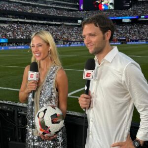 Vanessa Huppenkothen Instagram - ESPN,
Te confieso que me costó mucho tomar la decisión, fuiste mi casa por 9 años, mi refugio y mi lugar feliz, el Disney de los deportes!
Cierro un grandioso capítulo en mi vida que me enseñó, me permitió crecer, desarrollarme, aprender y sacar lo mejor de mí.
Me llevo los mejores recuerdos y la fortuna de haber conocido grandes personas.
Armando, gracias por abrirme las puertas cuando todo estaba perdido, gracias por hacerme una mejor profesional y creer en mi; fuiste un jefe extraordinario.
Gracias Rodolfo por permitirme trabajar en el líder mundial.
Gracias Manu por tus consejos, regaños, apoyo y pláticas que me han hecho mejor persona.
Gracias Sel por ser gran jefa y hoy, gran amiga.
Gracias Ruca por sacar lo mejor de mi en cada SportSCenter y por tu amistad invaluable!
Gracias Mike y Tun Tun porque hacer sus Shows me ponía demasiado feliz, son tremendos!
Gracias José Ramón por tus consejos, pláticas y análisis! Es un honor haber trabajado contigo!
A mis compañeras y tremendas profesionales, Caro, Kary, Pau, Naty, Gaby Bibayof, Juls, Dess!
Sergio Dipp, te extraño amigo! Siempre seremos los 🦁, puro power! TQM!
Ricardo Puig, gracias xq sin tu ayuda, el sueño de estar en ESPN no se hubiera podido realizar!
Adal Franco, si, sí eres el sol de ESPN!
Fer Tirado, gracias por siempre contagiarme de tu amor por la NBA y el golf!
Gracias Jorge Eduardo, Michel, a los Toños, Eitan, Lion Lecanda por permitirme compartir SC con ustedes y aprender de su conocimiento!
Alvarito Morales, gracias por debutarme en SC, tú y yo sabemos de la “la industria”.
Mis insiders favoritos: John Sutcliff, Odin, César Caballero, Marce, Adri, Héctor, Oscar, Jesús!
Gracias Tuca por las pláticas a nada de entrar al aire, te admiro!
Hugo Sánchez, wow, fui, soy y seré siempre tu fan, el mejor!
Continúa….