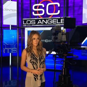 Vanessa Huppenkothen Instagram - ESPN,
Te confieso que me costó mucho tomar la decisión, fuiste mi casa por 9 años, mi refugio y mi lugar feliz, el Disney de los deportes!
Cierro un grandioso capítulo en mi vida que me enseñó, me permitió crecer, desarrollarme, aprender y sacar lo mejor de mí.
Me llevo los mejores recuerdos y la fortuna de haber conocido grandes personas.
Armando, gracias por abrirme las puertas cuando todo estaba perdido, gracias por hacerme una mejor profesional y creer en mi; fuiste un jefe extraordinario.
Gracias Rodolfo por permitirme trabajar en el líder mundial.
Gracias Manu por tus consejos, regaños, apoyo y pláticas que me han hecho mejor persona.
Gracias Sel por ser gran jefa y hoy, gran amiga.
Gracias Ruca por sacar lo mejor de mi en cada SportSCenter y por tu amistad invaluable!
Gracias Mike y Tun Tun porque hacer sus Shows me ponía demasiado feliz, son tremendos!
Gracias José Ramón por tus consejos, pláticas y análisis! Es un honor haber trabajado contigo!
A mis compañeras y tremendas profesionales, Caro, Kary, Pau, Naty, Gaby Bibayof, Juls, Dess!
Sergio Dipp, te extraño amigo! Siempre seremos los 🦁, puro power! TQM!
Ricardo Puig, gracias xq sin tu ayuda, el sueño de estar en ESPN no se hubiera podido realizar!
Adal Franco, si, sí eres el sol de ESPN!
Fer Tirado, gracias por siempre contagiarme de tu amor por la NBA y el golf!
Gracias Jorge Eduardo, Michel, a los Toños, Eitan, Lion Lecanda por permitirme compartir SC con ustedes y aprender de su conocimiento!
Alvarito Morales, gracias por debutarme en SC, tú y yo sabemos de la “la industria”.
Mis insiders favoritos: John Sutcliff, Odin, César Caballero, Marce, Adri, Héctor, Oscar, Jesús!
Gracias Tuca por las pláticas a nada de entrar al aire, te admiro!
Hugo Sánchez, wow, fui, soy y seré siempre tu fan, el mejor!
Continúa….