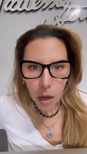 Vanessa Senior Instagram - Entonces que pasa por las cabecitas de la gente cuando destilan sus miserias en las redes? 

Por qué? Por qué ? Es mi pregunta diaria!!!! Porque créanme que a mí me cae mal mucha gente pero yo no ando en esas! 

Por qué no concuerda lo que dicen por una cuenta con lo que me dicen a mí? 

Por qué creen conocer a alguien que NO CONOCEN? Por qué aseguran cosas que NO SABEN? Que nos está pasando en el mundo? Será que hay mucha gente aburrida y las vidas de las personas en redes son más interesantes? 

Aunque yo de verdad doy gracias a Dios porque si tengo la capacidad de ver que en otros sitios hay gente sufriendo de verdad, y no me quejo para nada. 

Pero, ustedes logran entender esto? 

Yo no… y si bien los agarro de meme, es preocupante. 

Yo llamaría a esto LA VALENTÍA INEXISTENTE DENLAS REDES SOCIALES. 

Como lo llamarías tú?